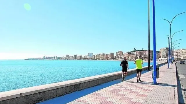 ATICO EN PLANTA Y EN ESQUINA A LA VENTA EN FUENGIROLA, CON EXCELENTES VISTAS AL MAR MEDITERRANEO. — 41