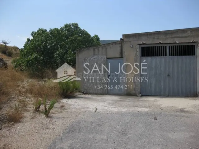 Inmobiliaria San Jose vende NAVE con terreno terciario en Ho