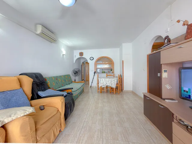 Centro! Estupendo apartamento con 2 dormitorios y 2 baños + Terraza con vistas laterales al mar + Piscina comunitaria — 7