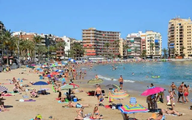 Piso de 3 dormitorios y 2 baños para reformar a 150 m de la Playa del Acequión — 18