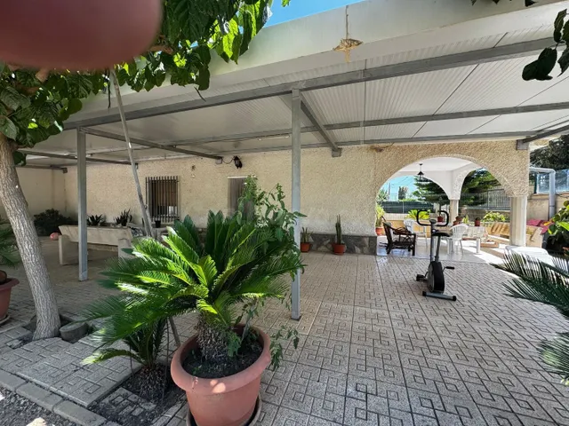 Parcela de 400 m2, garaje cerrado y gran zona exterior en Lo