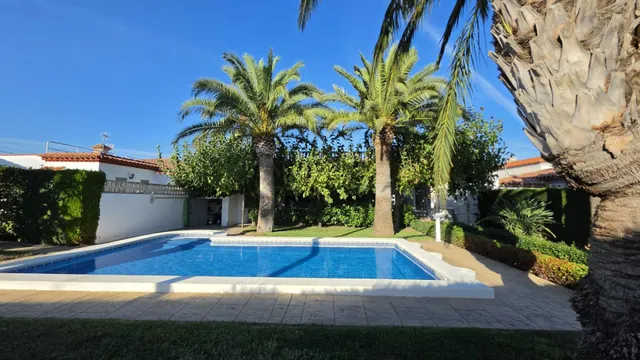 Chalet con piscina y licencia turística cerca del mar — 25