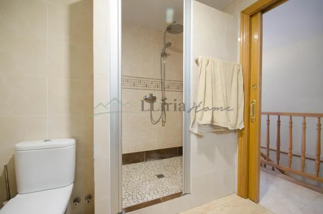 Ref. 04409. Casa de pueblo adosada con amplio patio, terraza y garaje en Vilamarxant. — 28