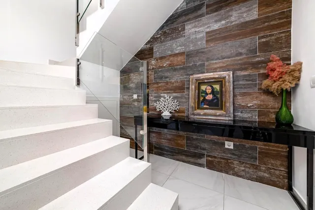 Casa adosada moderna y espaciosa (aprox. 116 m2) con 3 dorm, 3 baños, varias terrazas, y gran piscina comunitaria. Cerca de campos de golf, La Zenia Boulevard, y a poco más de 5 km de las playas. — 16