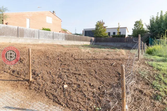 Terreny urbà totalment pla de 465 m2 a Els Hostalets de Pier - foto 3