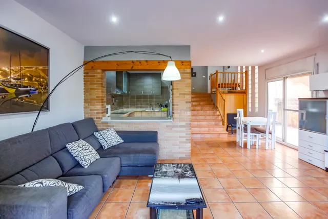 CASA ADOSADA CON PISCINA PRIVADA EN CANYELLES URBANIZACION L - foto 5