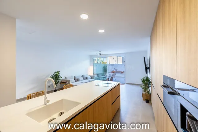 Planta baja con piscina privada y amplias terrazas - foto 4