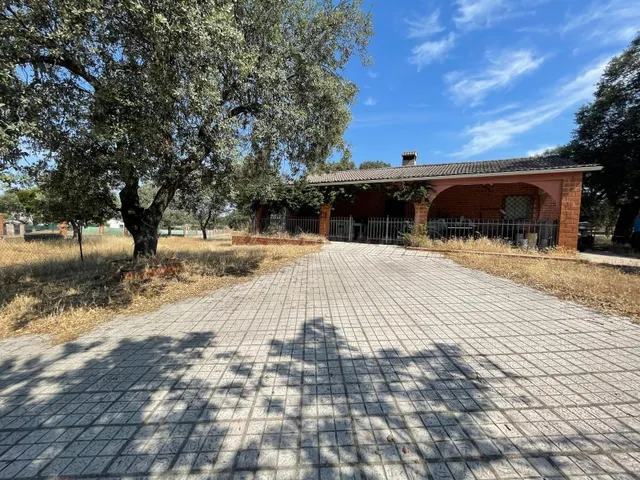 CASA DE CAMPO EN LA CARRETERA DE BADAJOZ