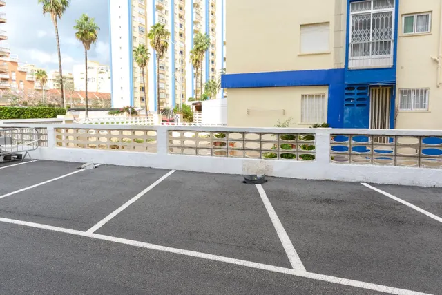 APARTAMENTO REFORMADO CON TERRAZA, PISCINA Y PARKING A 150 M - foto 4