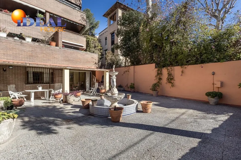 EXCLUSIVO PISO CON JARDÍN PRIVATIVO EN UNA DE LAS MEJORES URBANIZACIONES DE GRANADA