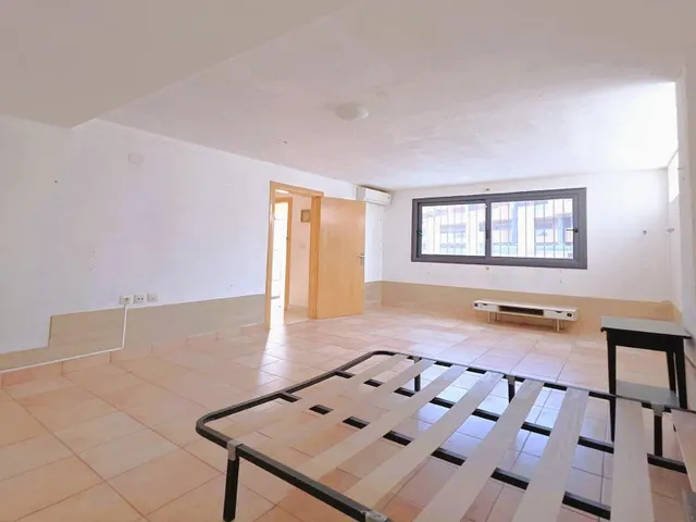 Magnífica y espaciosa casa adosada de 4 plantas (aprox. 176 m2). Varias terrazas y gran zona de piscina comunitaria. Cerca de campos de golf, La Zenia Boulevard, y a poco más de 5 km de las playas. — 10