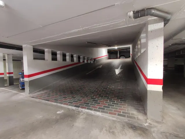 Plaza de garaje, Av. Madrid 13. — 6