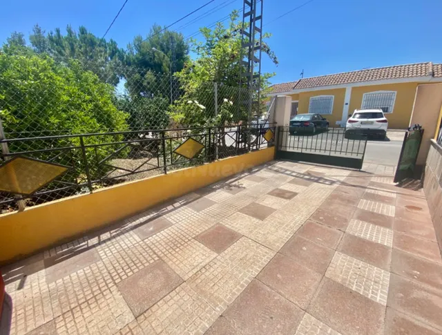 ESTUPENDA CASA EN LOS DESAMPARADOS, AMPLIA, CON PORCHE, TODA