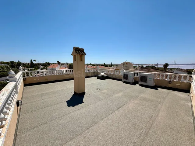 Villa independiente con piscina privada y 6 dormitorios junto a la Laguna Rosa de Torrevieja — 50