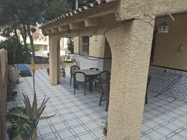 CHALET EN ORIHUELA COSTA CON GRAN PARCELA Y PISCINA PRIVADA — 50