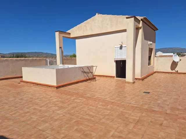 Gran casa familiar en el centro de Pinoso con garaje excepcional y posibilidades para crear tu propio negocio — 49