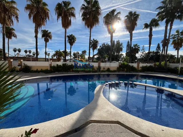 Piso reformado en primera línea del mar con terraza y piscina comunitaria — 36