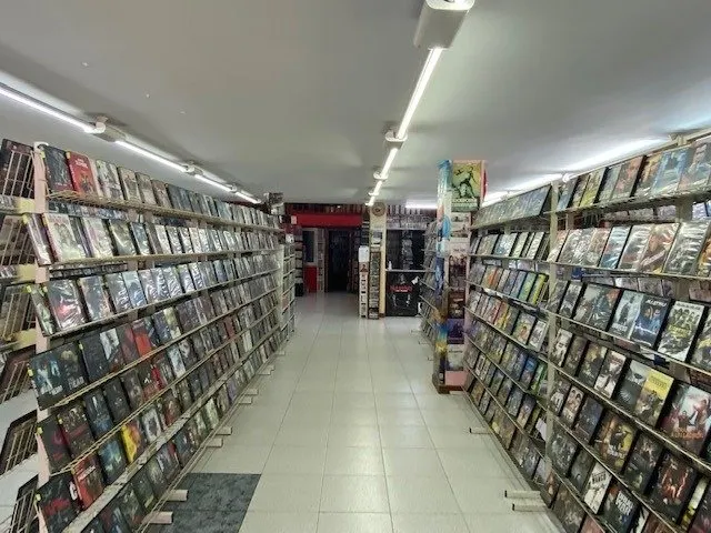 LOCAL EN VENTA CON MUY BUENA UBICACIÓN — 10