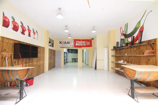 Local de 81 m2 a pie de calle con puerta automática — 3