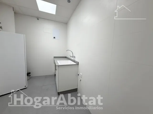 Estrena diseño y máxima eficiencia en esta moderna planta baja reformada con piscina y garaje — 30