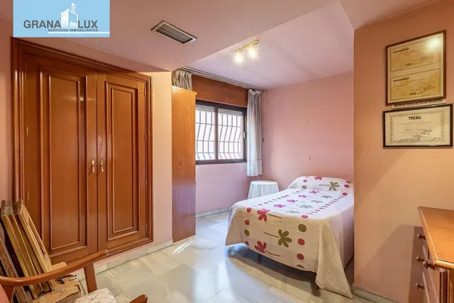EXCLUSIVO PISO CON JARDÍN PRIVATIVO EN UNA DE LAS MEJORES URBANIZACIONES DE GRANADA — 35