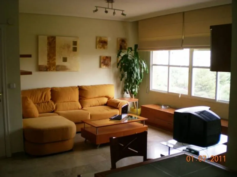 PISO ATICO  DE DOS GRANDES DORMITORIOS, 1 BAÑO, AMPLIO SALÓN, COCINA, TERRAZA DE 19M2, GARAJE Y TRAS