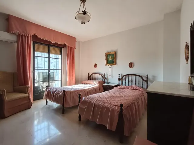 El verdadero lujo en el Realejo es tener tu propia cochera y compartir el edificio con un solo vecino. — 29