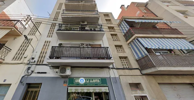 Se vende piso OKUPA en Calella de Mataró (Barcelona). - foto 2