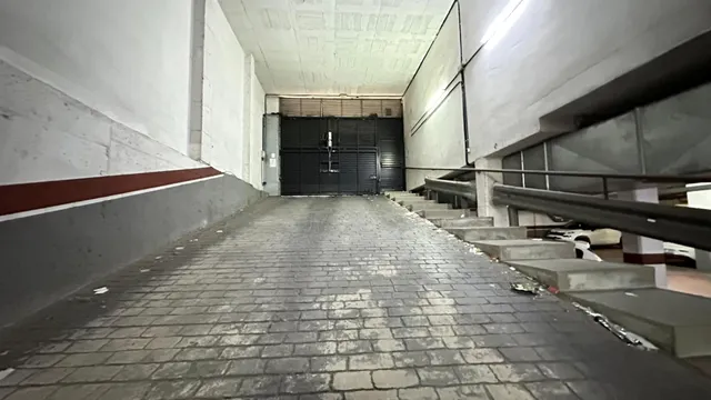 Se vende plaza de parquing para coche mediano en la zona del Parc del Estatut. — 10