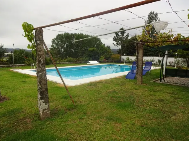 SE VENDE CASA SEÑORIAL PAREADA DE PIEDRA REFORMADA Y EN PERFECTO ESTADO EN PADRON — 32