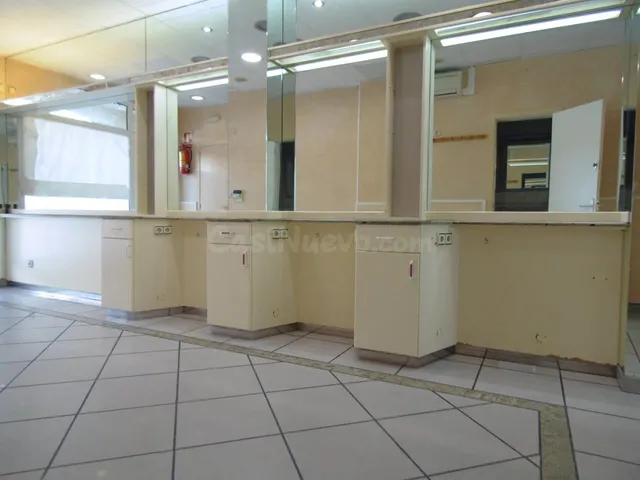 PALAMÓS : Local comercial de 40 m2. al lado del mercado muni - foto 2