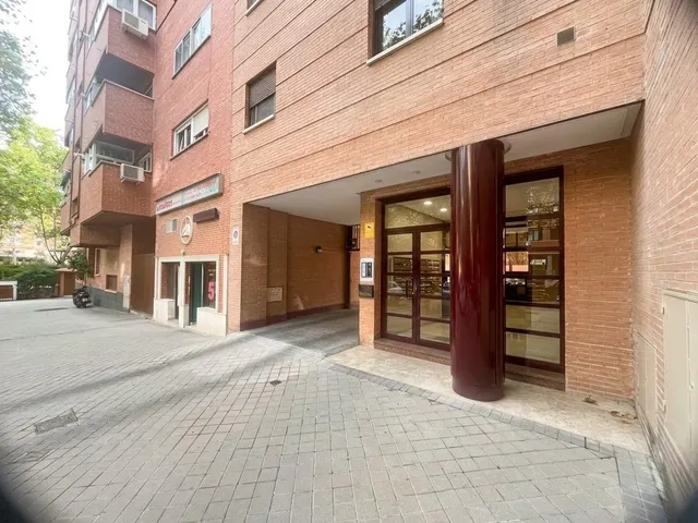 Piso exterior con piscina y muy luminoso en calle Querol,8 — 25