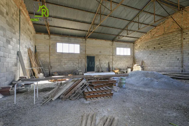 Nave industrial con amplio terreno urbano en Pulianas (Grana
