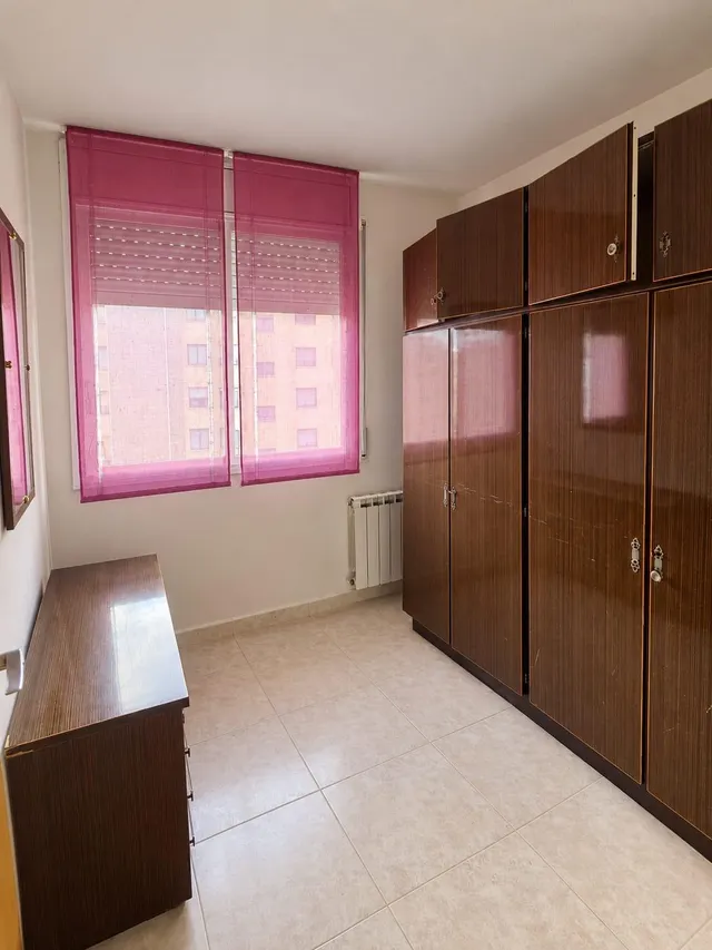 Piso exterior de 4 habitaciones con balcón y parking incluido en el centro de Reus — 28