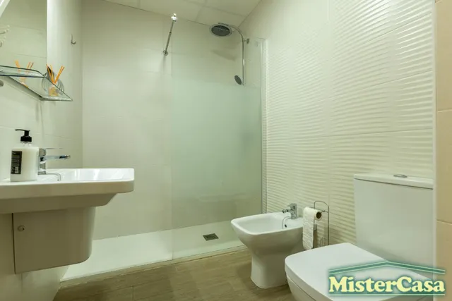 EXCLUSIVA!! Piso 3 dormitorios , 2 baños ,garaje y trastero . Gran patio  y piscina comunitaria . ROTA — 33