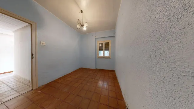 Piso de 89 m2 útiles con AMPLIA TERRAZA DE 40m2!!! Distribuido en cinco dormitorios, salón, cocina con despensa y terraza interior a patio de luces y un baño. — 31