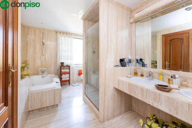 CHALET ADOSADO EN URBANIZACIÓN ADORATRICES — 27