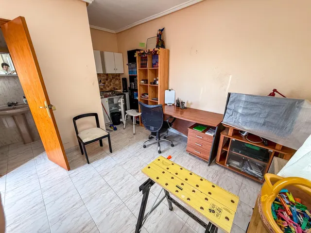 Amplio chalet pareado en El Chaparral — 4 dormitorios, 4 baños, piscina privada y gran parcela — 28