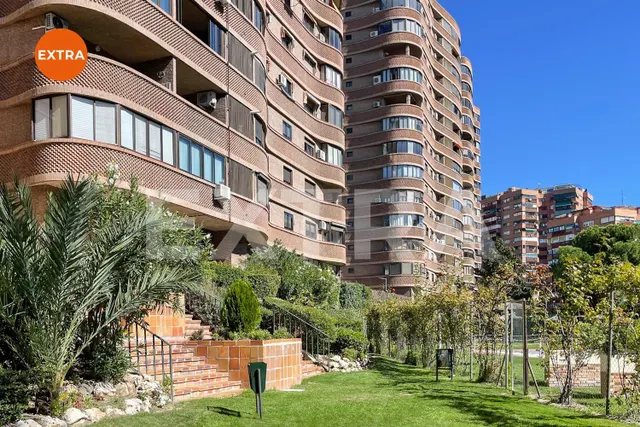 Amplio apartamento a estrenar, funcional y versátil, con zona de despacho, en una cuidada urbanización con piscina y jardines. — 23