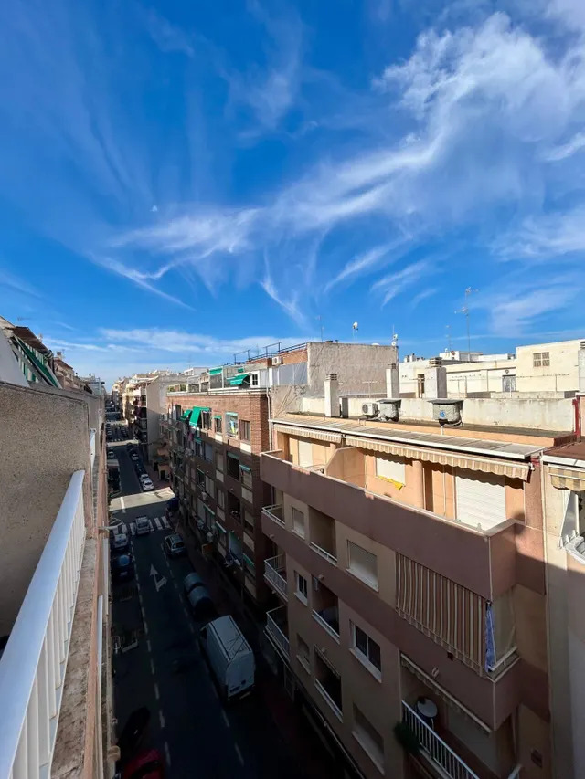 ¡Oportunidad Única! Ático para Reformar en el Centro de Torrevieja con Vistas Despejadas. — 13