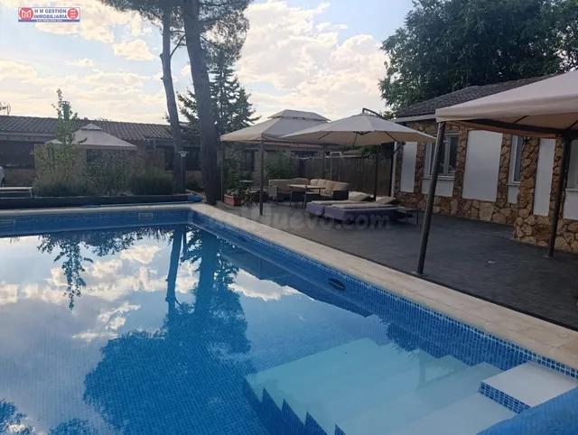 CHALET REFORMADO TOTALMENTE AMUEBLADO CON PISCINA Y PATIO DE