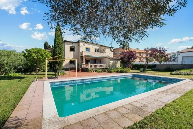 Villa con gran jardín y piscina, a 2,7km de la playa y 100m 
