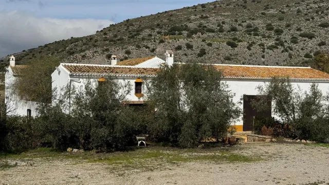 Cortijo con salones de celebraciones y hospedaje turístico - foto 3
