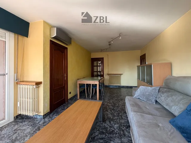 ¡AMPLIO PISO SEMINUEVO CON TERRAZA, ASCENSOR Y MUCHA LUZ EN  - foto 4