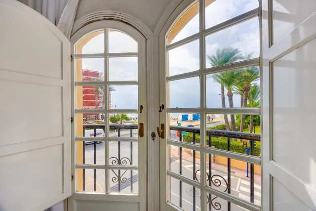 Apartamento de tres dormitorios y dos baños en residencial Duquesa Beach, primera línea de la playa de los locos — 28