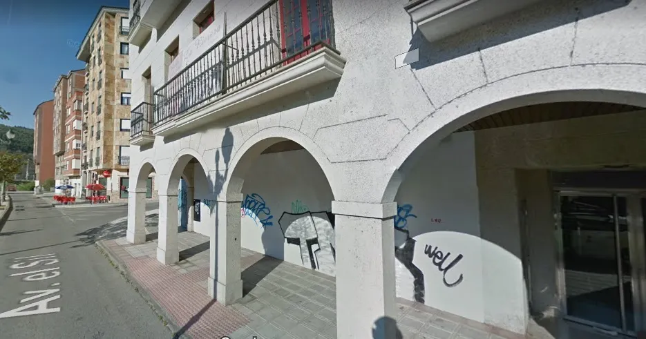 LOCAL FRENTE AL CASTILLO