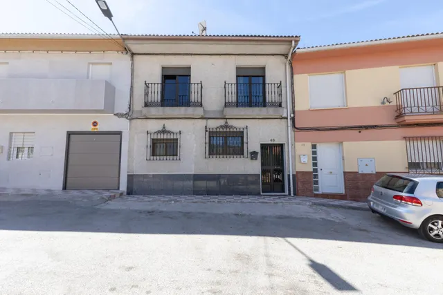 Amplio Adosado en el Corazón de Alcalá la Real con Vistas al Castillo — 47