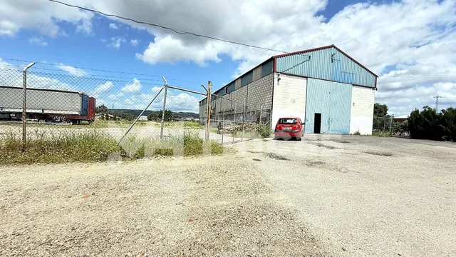 NAVE CON GRAN PARCELA, ACCESO PARA VEHÍCULOS Y SUMINISTRO TR - foto 4