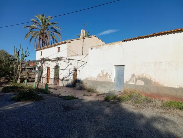CORTIJO CON TERRENO Y ALMACENES JUNTO A LORCA Y PUERTO LUMBR