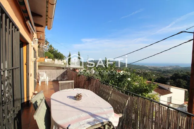 Casa con vistas al mar y dos viviendas en urbanización cerca